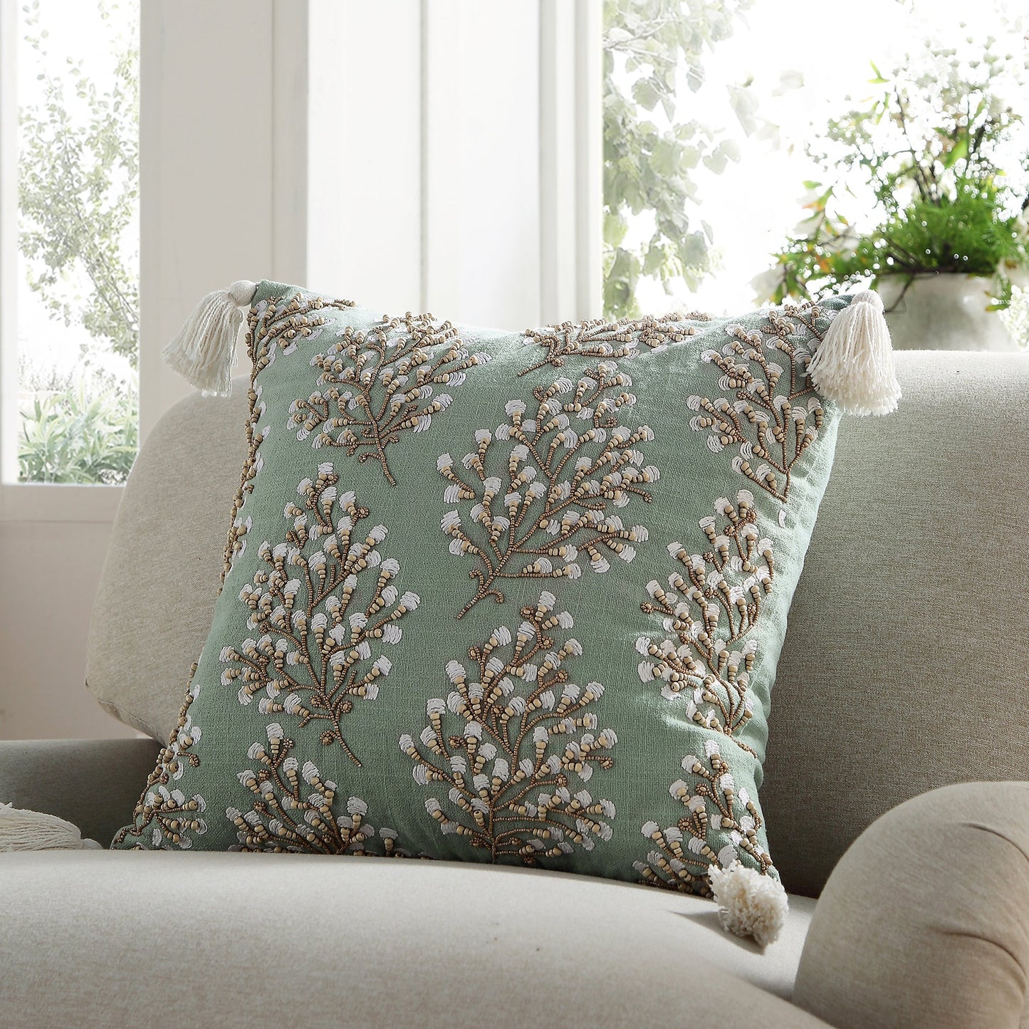 Coussin brodé à la main en perles de la collection Vine Primula