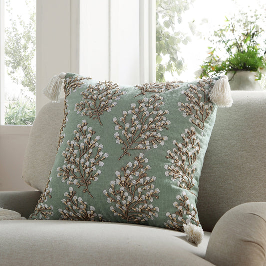 Coussin brodé à la main en perles de la collection Vine Primula