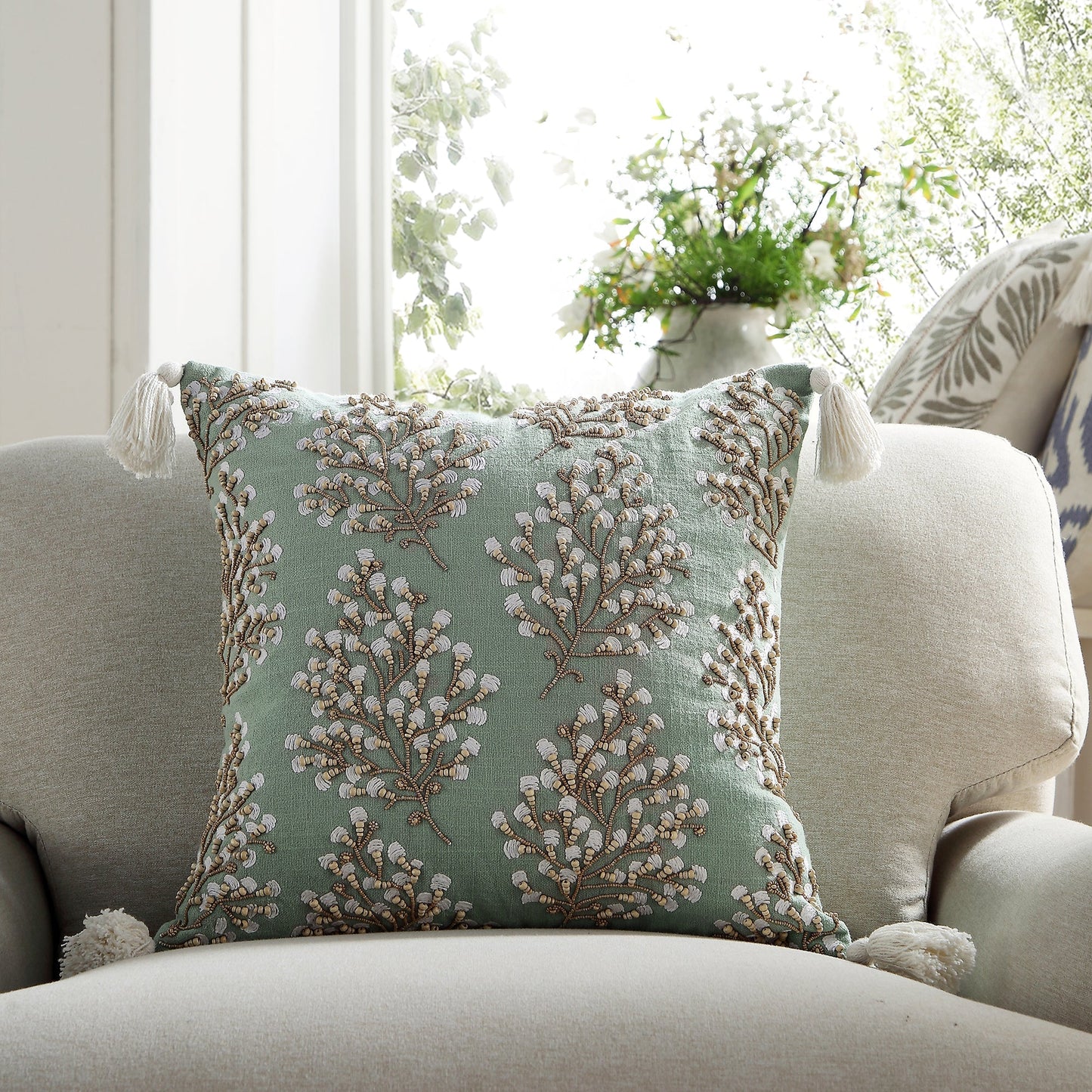 Coussin brodé à la main en perles de la collection Vine Primula