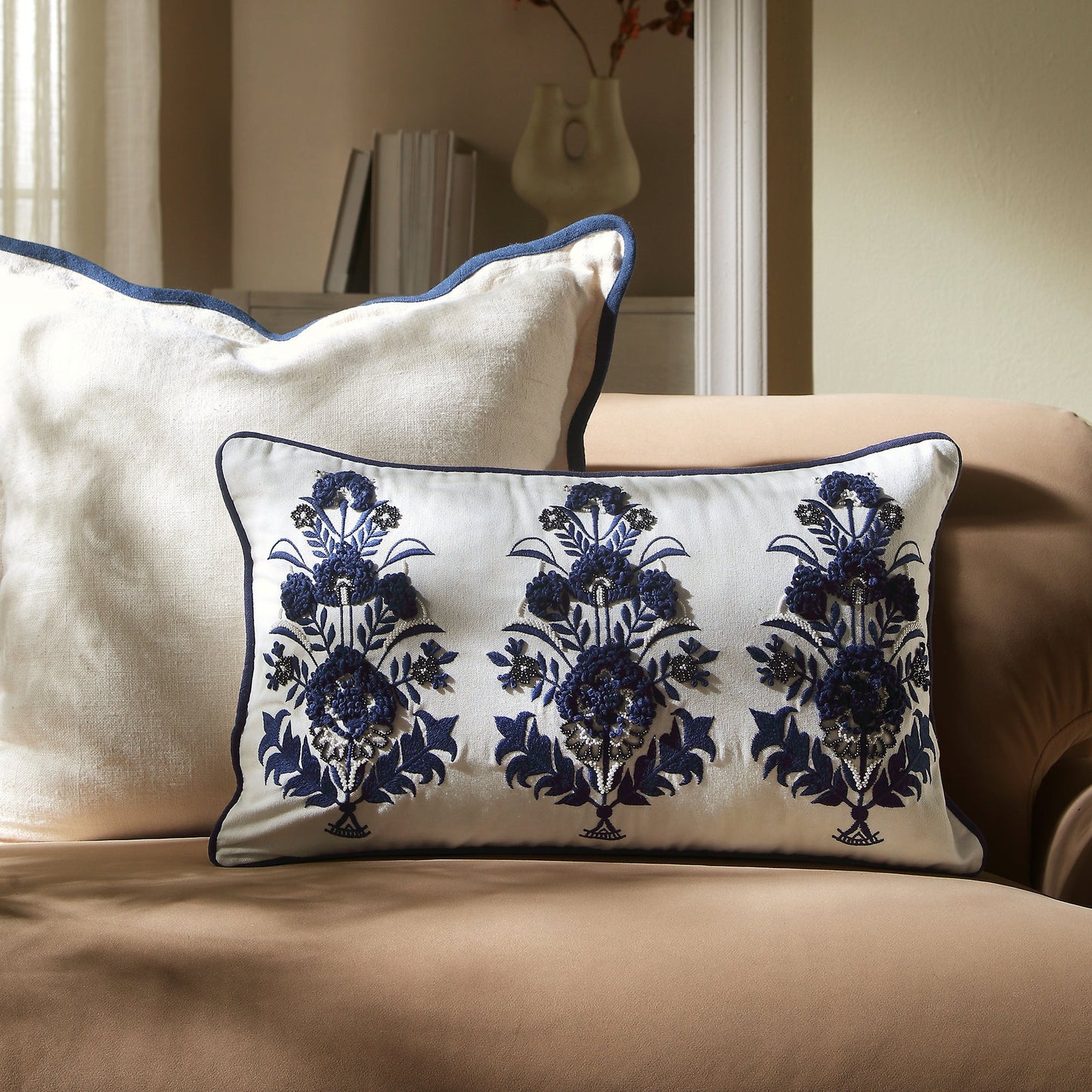 Coussin rectangulaire floral Saphira de la collection Indigo