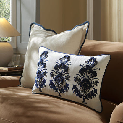 Coussin rectangulaire floral Saphira de la collection Indigo