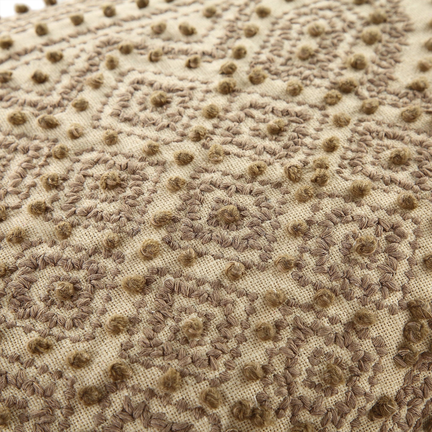Coussin à pompons style nœud français Savannah de la collection Boho