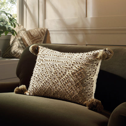 Coussin à pompons style nœud français Savannah de la collection Boho