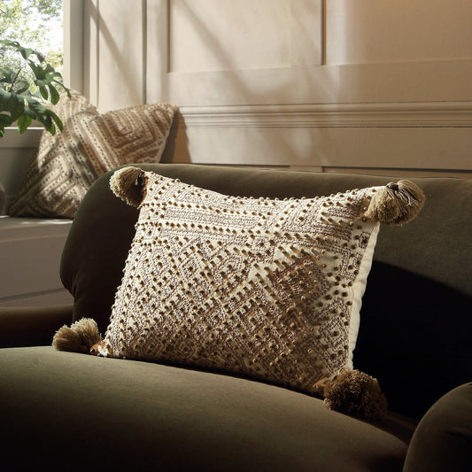 Coussin à pompons style nœud français Savannah de la collection Boho