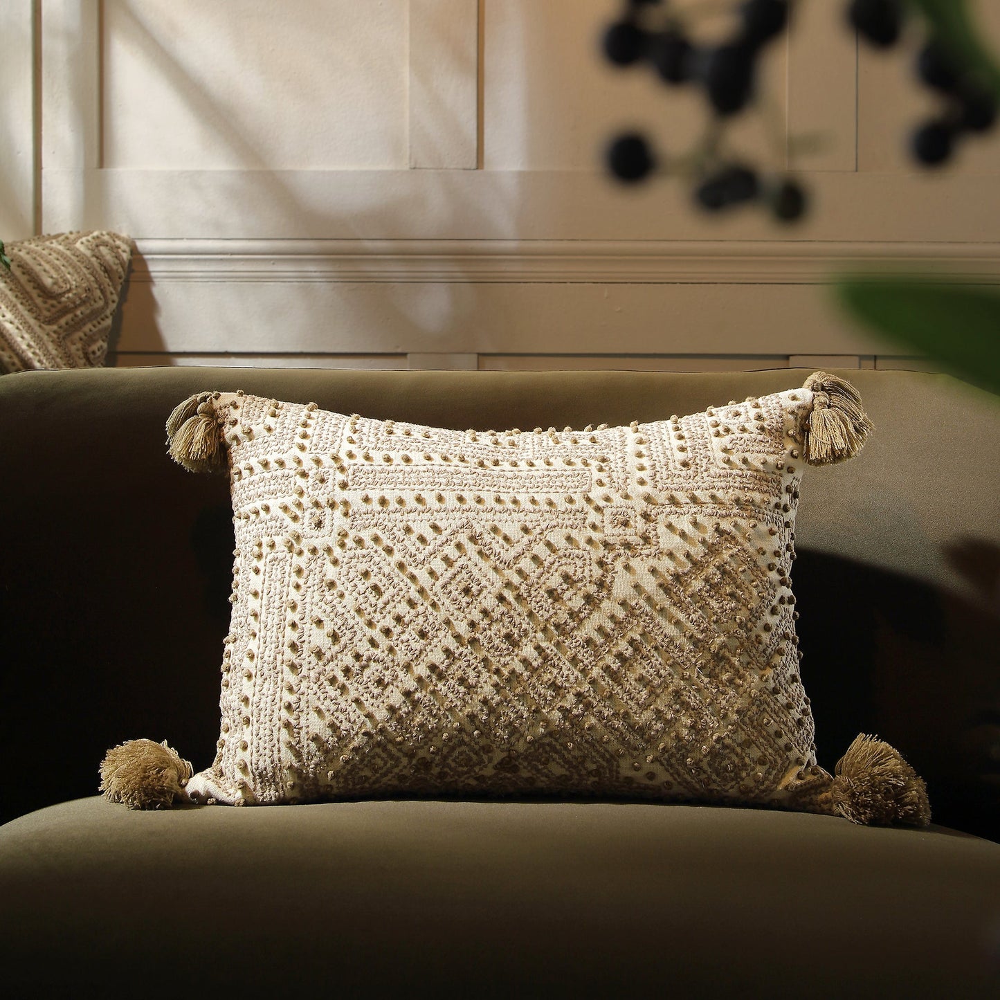 Coussin à pompons style nœud français Savannah de la collection Boho
