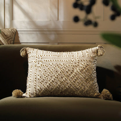 Coussin à pompons style nœud français Savannah de la collection Boho