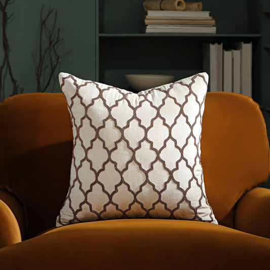 Coussin en treillis perlé à la main de la collection Luxe