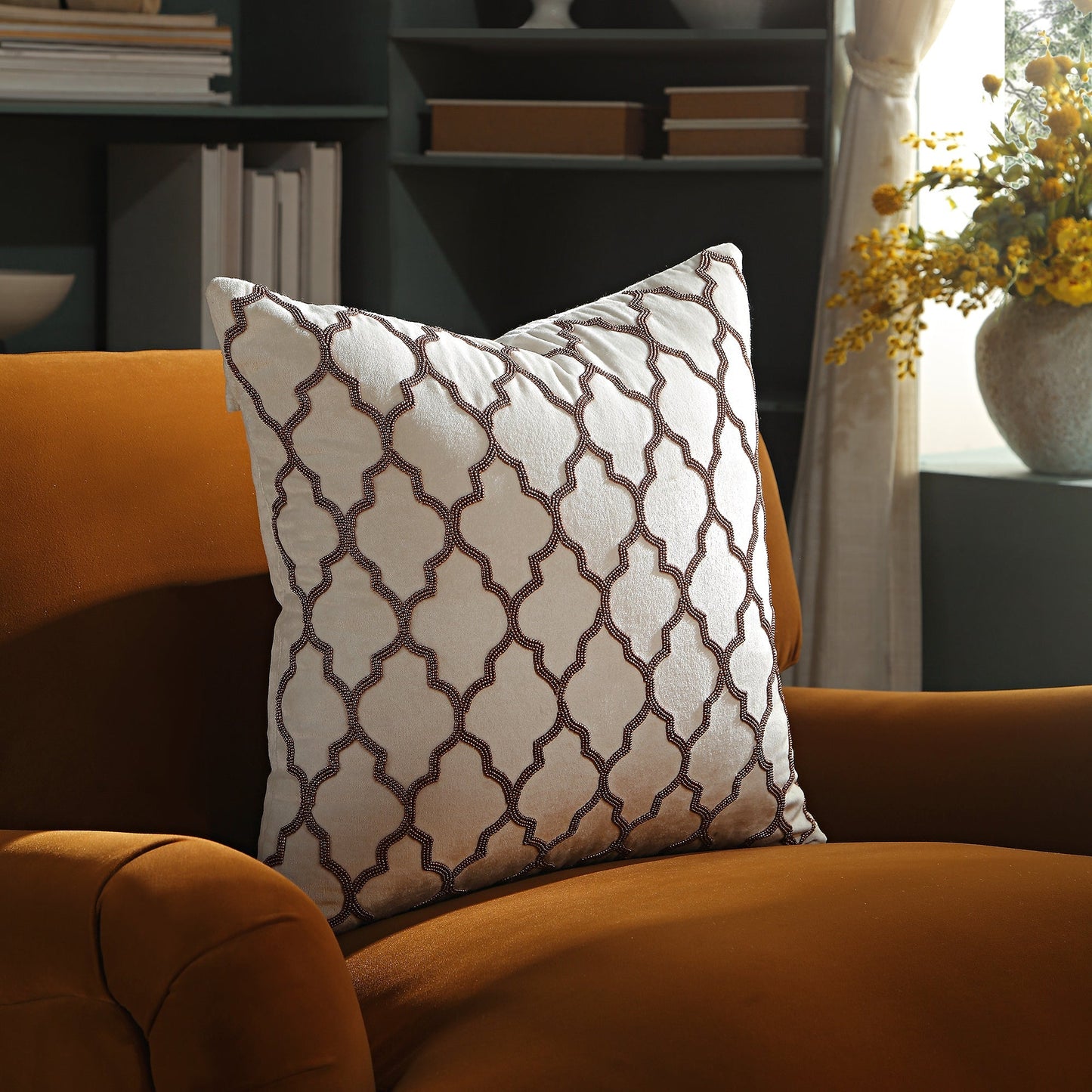 Coussin en treillis perlé à la main de la collection Luxe