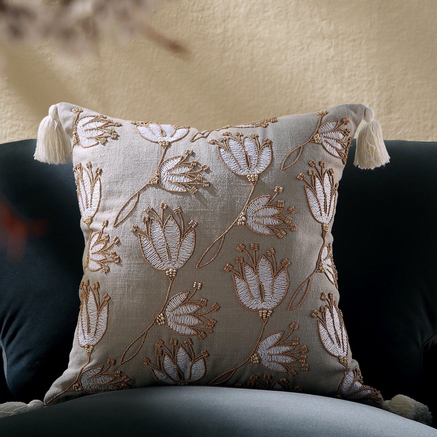 Coussin perlé brodé à la main Vine Collection Wild Lotus