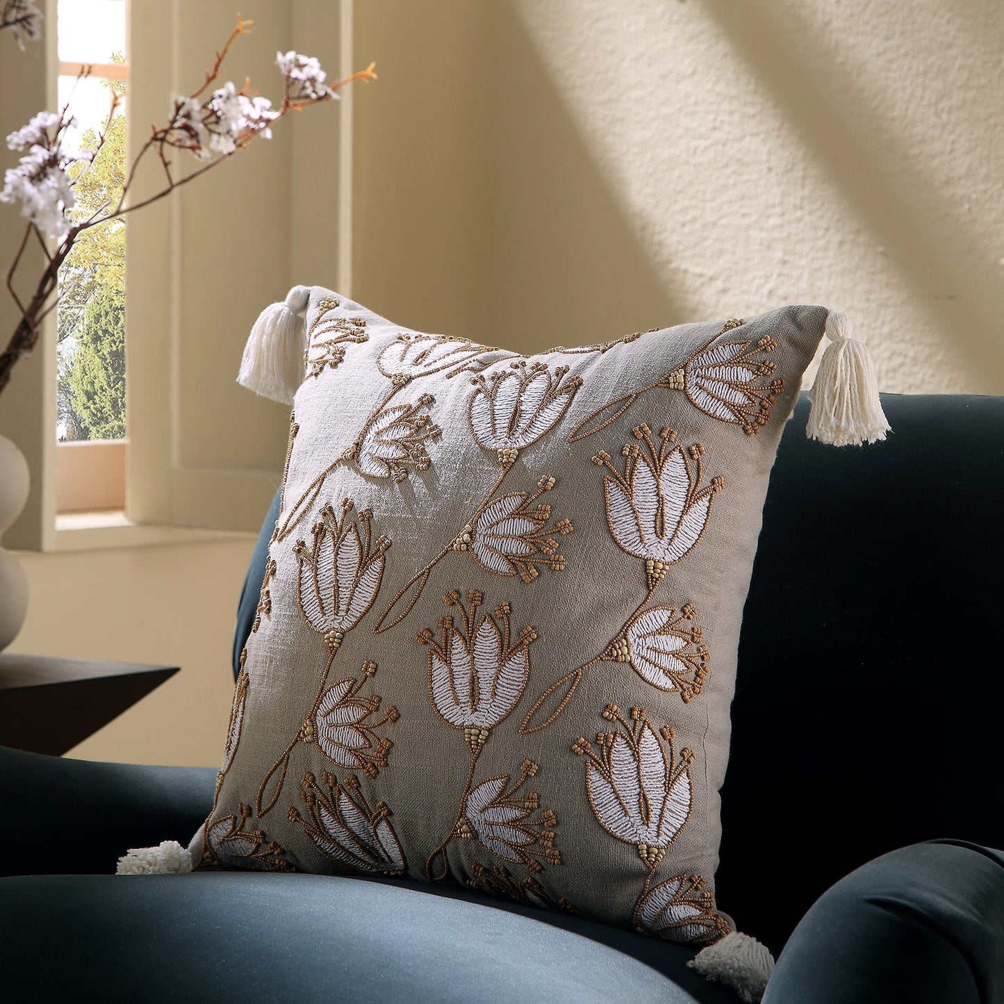Coussin perlé brodé à la main Vine Collection Wild Lotus