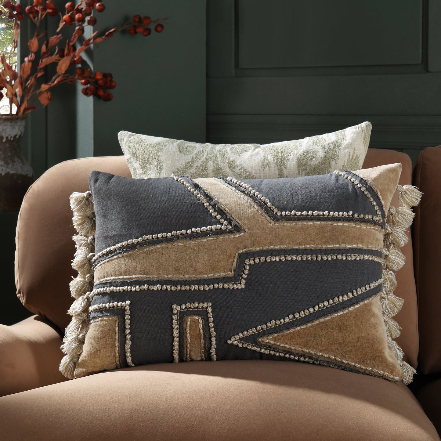 Coussin à pompons en laine lavée aux enzymes de la collection Wylder