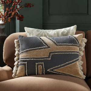 Coussin à pompons en laine lavée aux enzymes de la collection Wylder