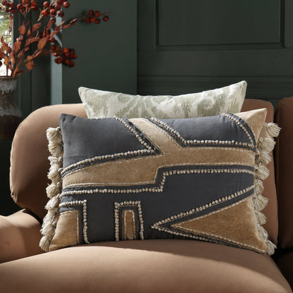 Coussin à pompons en laine lavée aux enzymes de la collection Wylder