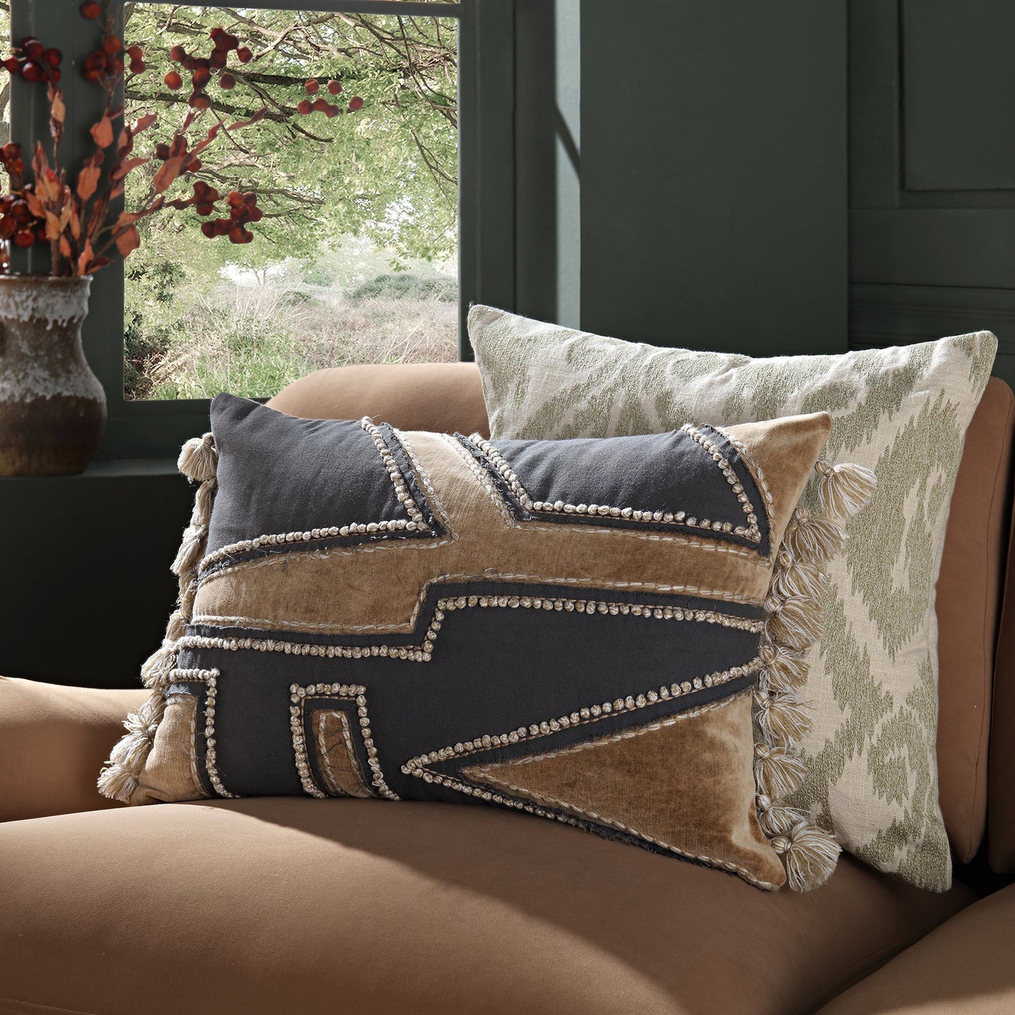 Coussin à pompons en laine lavée aux enzymes de la collection Wylder