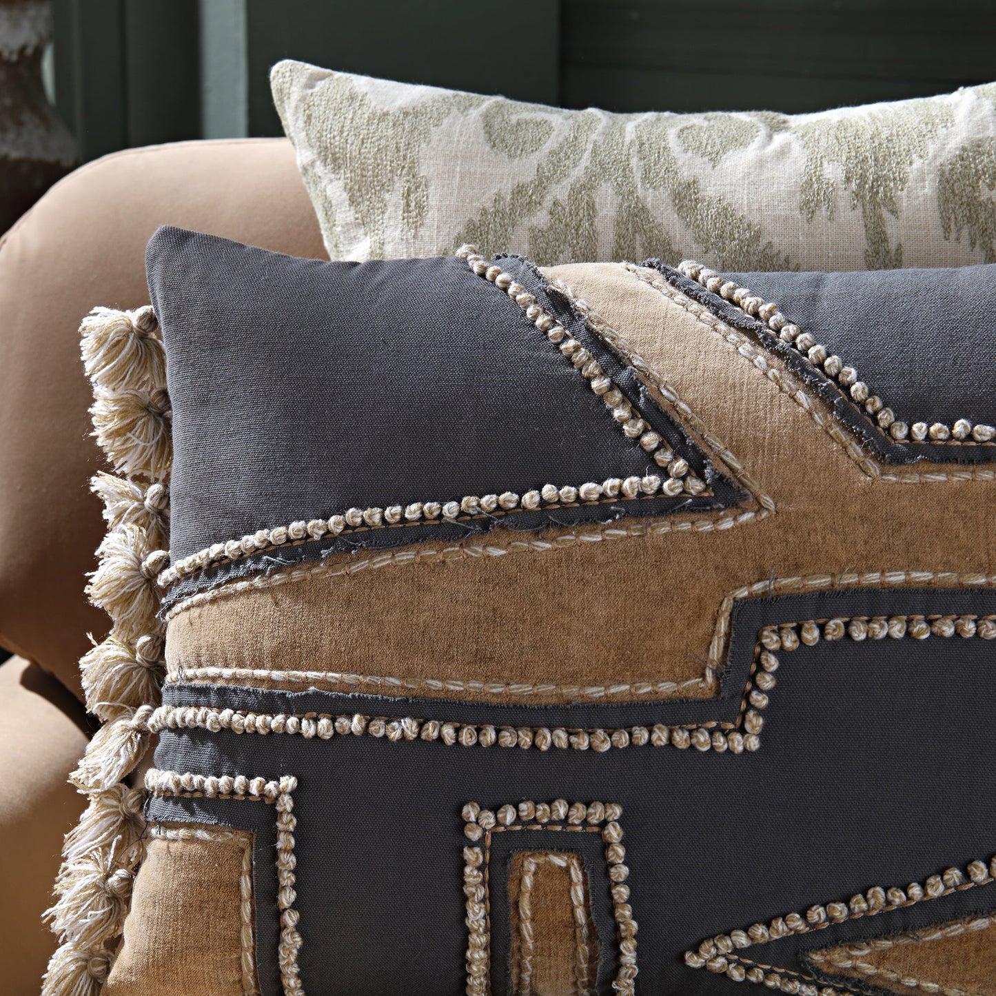 Coussin à pompons en laine lavée aux enzymes de la collection Wylder