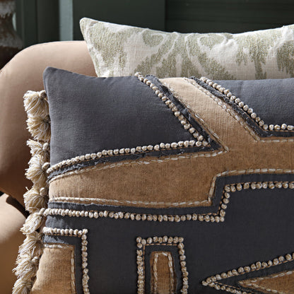 Coussin à pompons en laine lavée aux enzymes de la collection Wylder