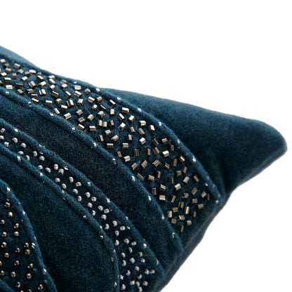 Oreiller en velours de coton bleu sarcelle à perles Zita de la collection Luxe
