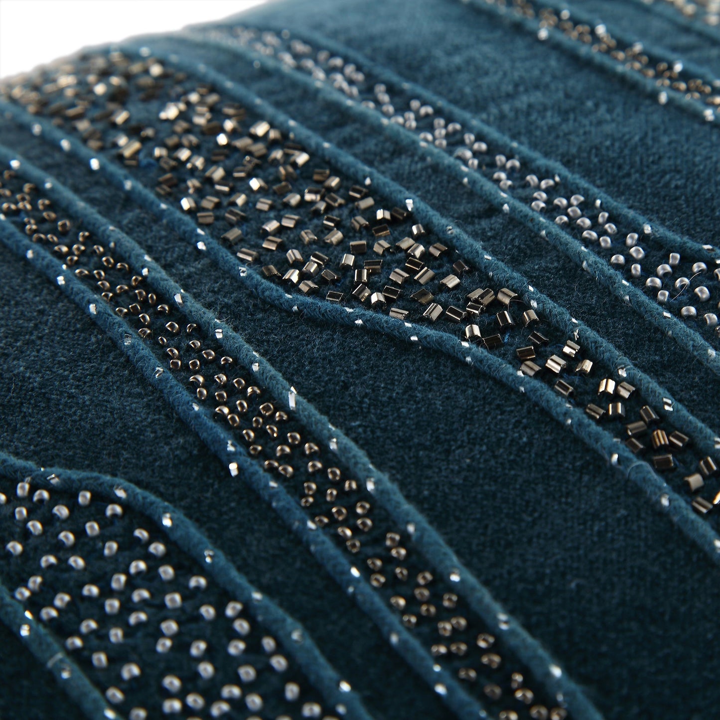 Oreiller en velours de coton bleu sarcelle à perles Zita de la collection Luxe