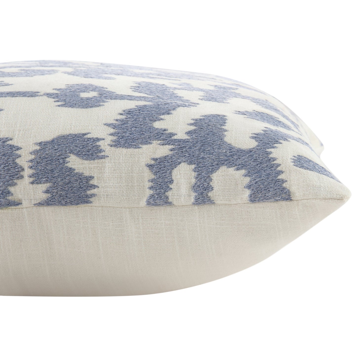 Coussin brodé à la main bleu poussiéreux de la collection Ikat
