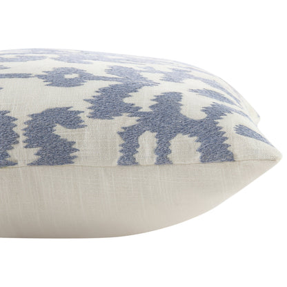 Coussin brodé à la main bleu poussiéreux de la collection Ikat