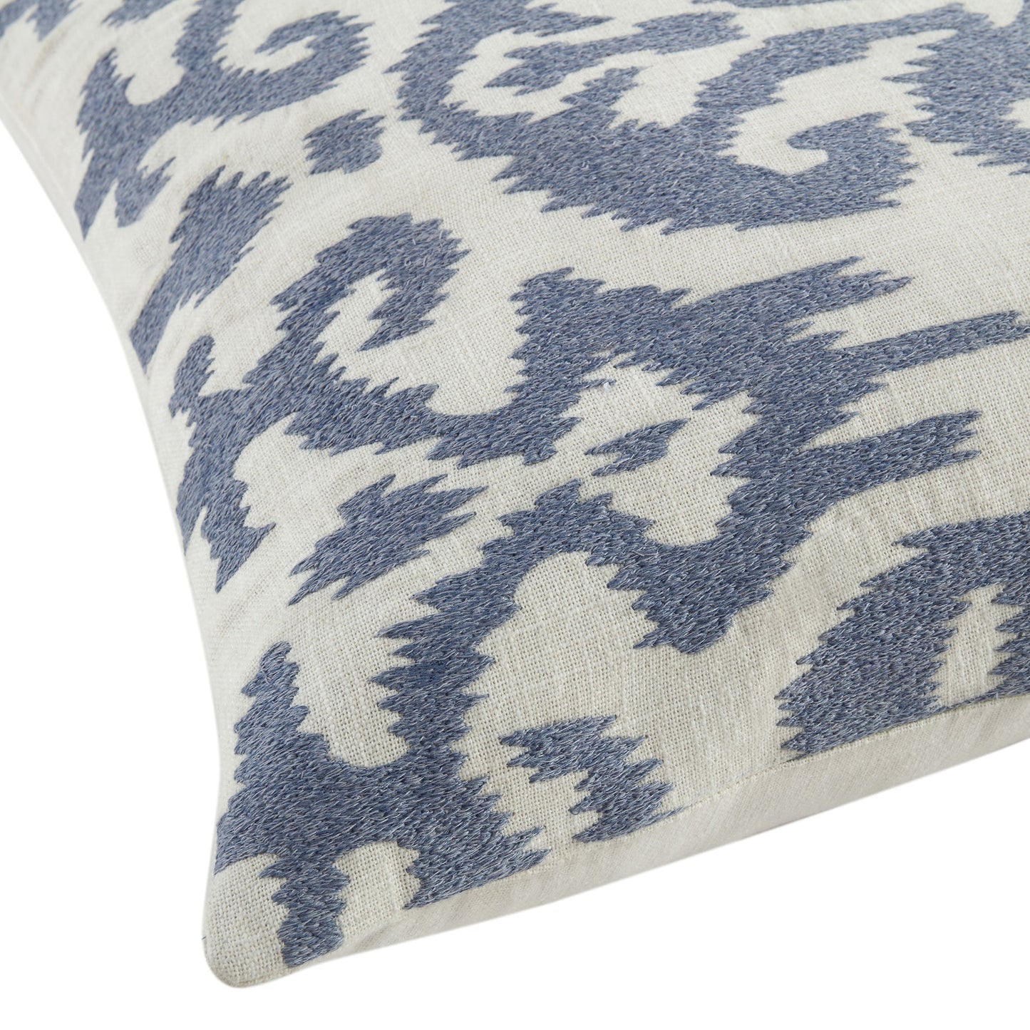 Coussin brodé à la main bleu poussiéreux de la collection Ikat