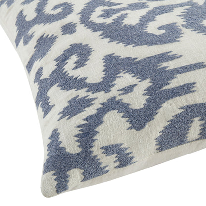Coussin brodé à la main bleu poussiéreux de la collection Ikat