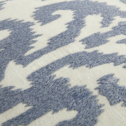 Coussin brodé à la main bleu poussiéreux de la collection Ikat