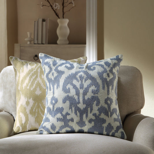 Coussin brodé à la main bleu poussiéreux de la collection Ikat