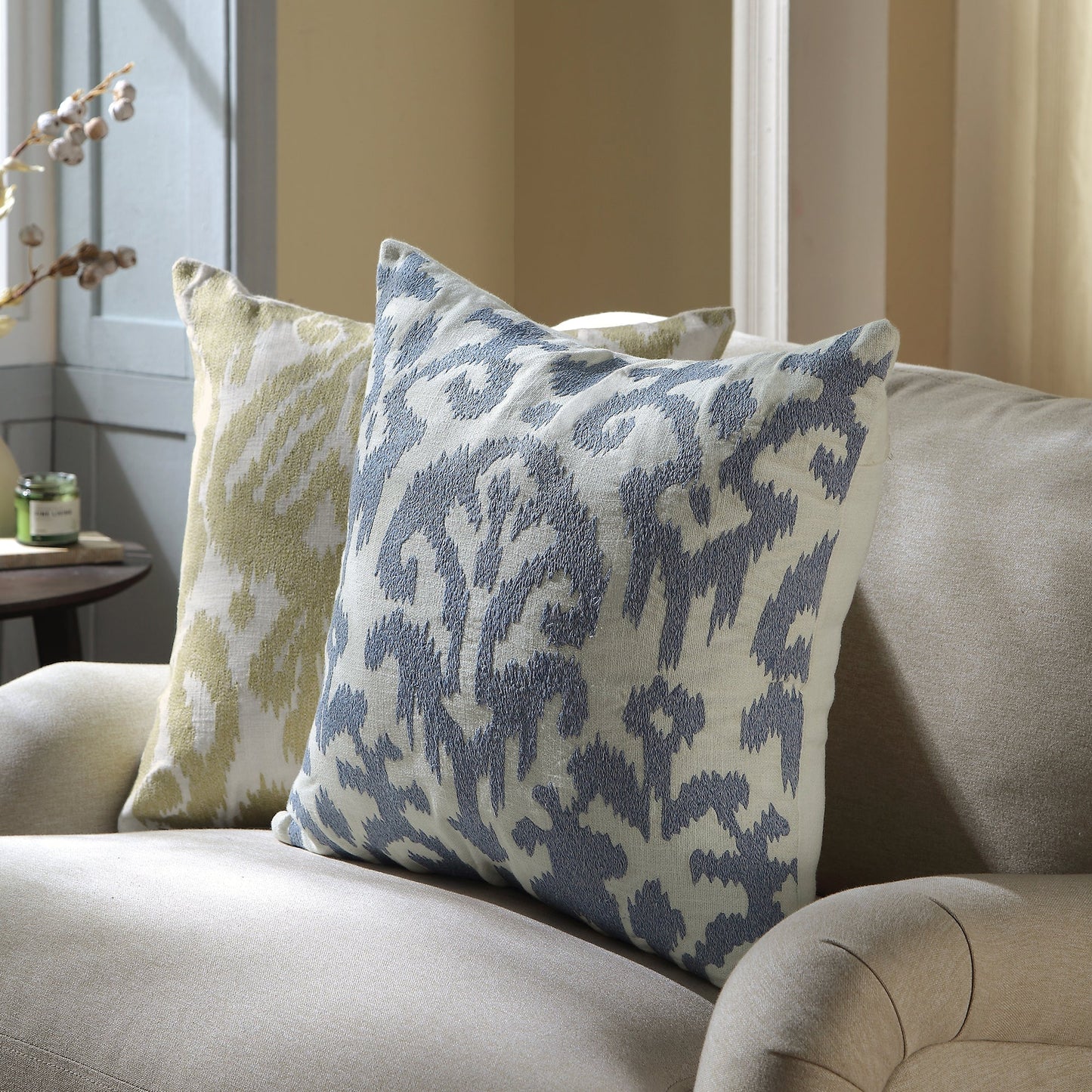 Coussin brodé à la main bleu poussiéreux de la collection Ikat