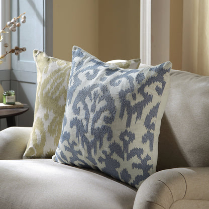 Coussin brodé à la main bleu poussiéreux de la collection Ikat