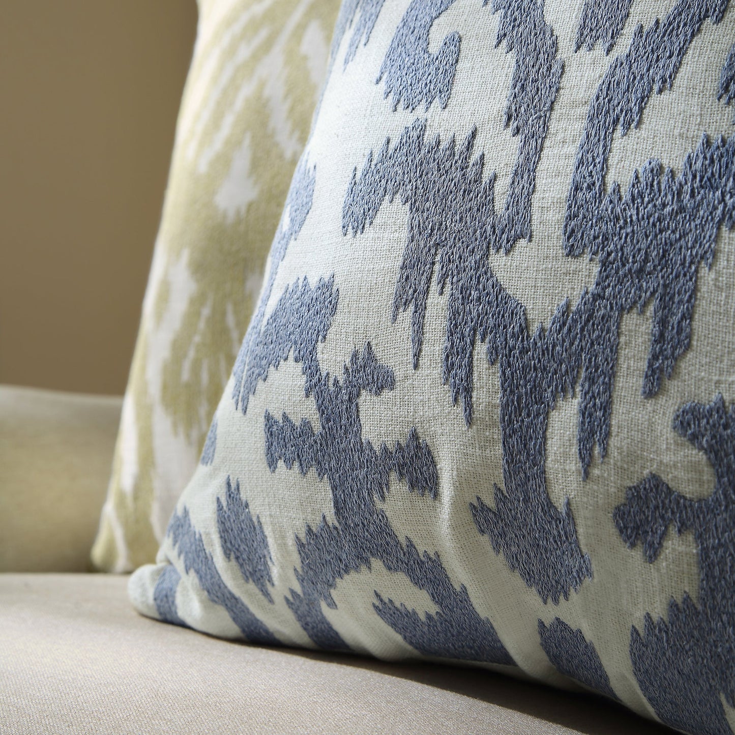 Coussin brodé à la main bleu poussiéreux de la collection Ikat