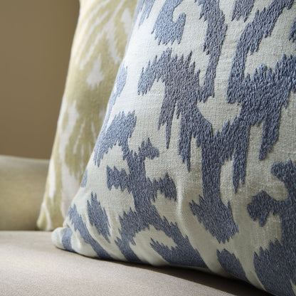 Coussin brodé à la main bleu poussiéreux de la collection Ikat