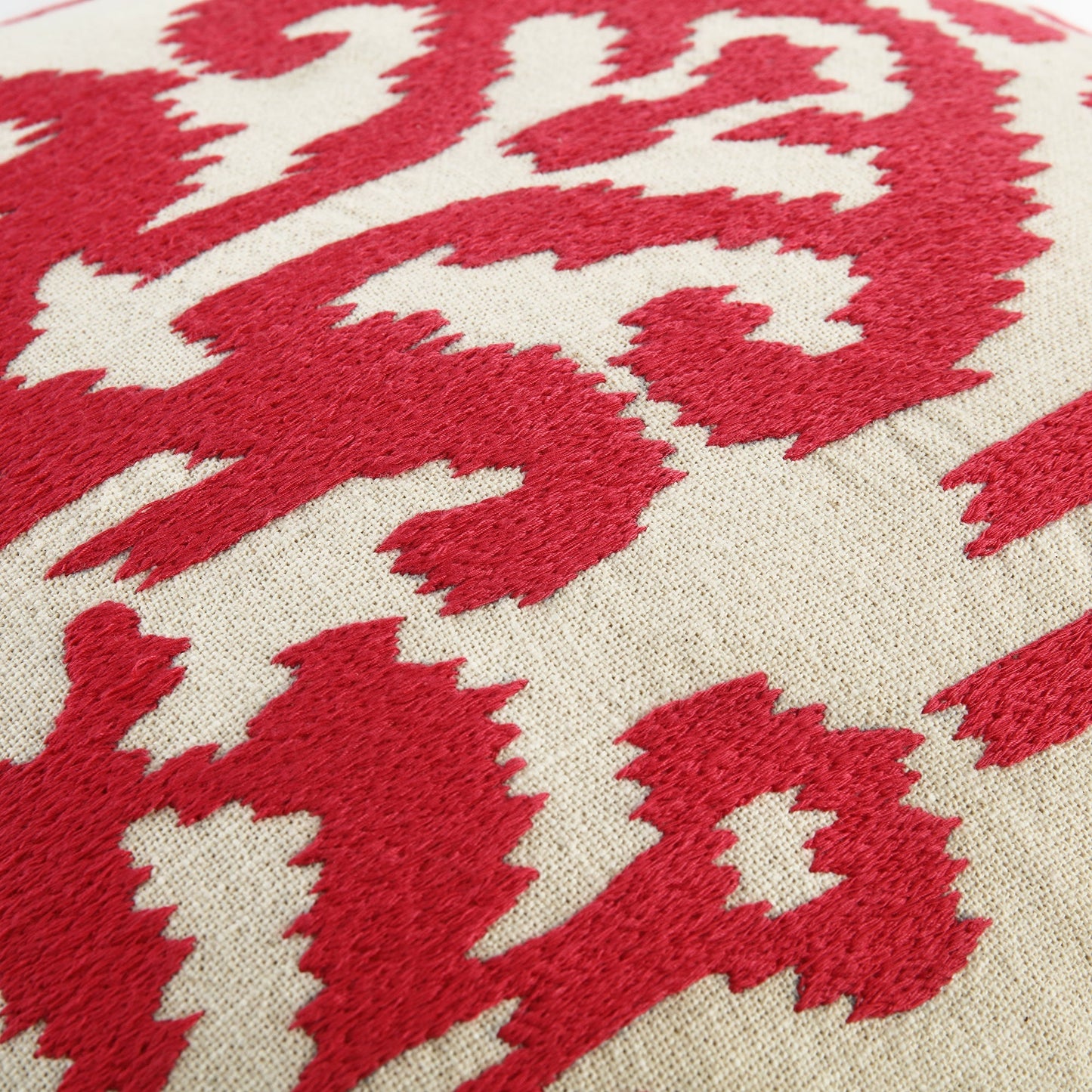 Coussin brodé à la main fuchsia de la collection Ikat