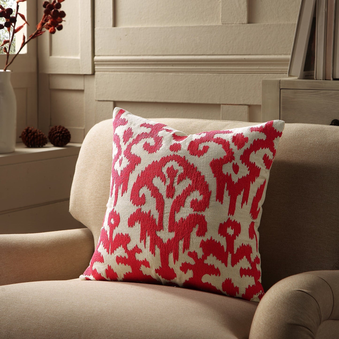 Coussin brodé à la main fuchsia de la collection Ikat