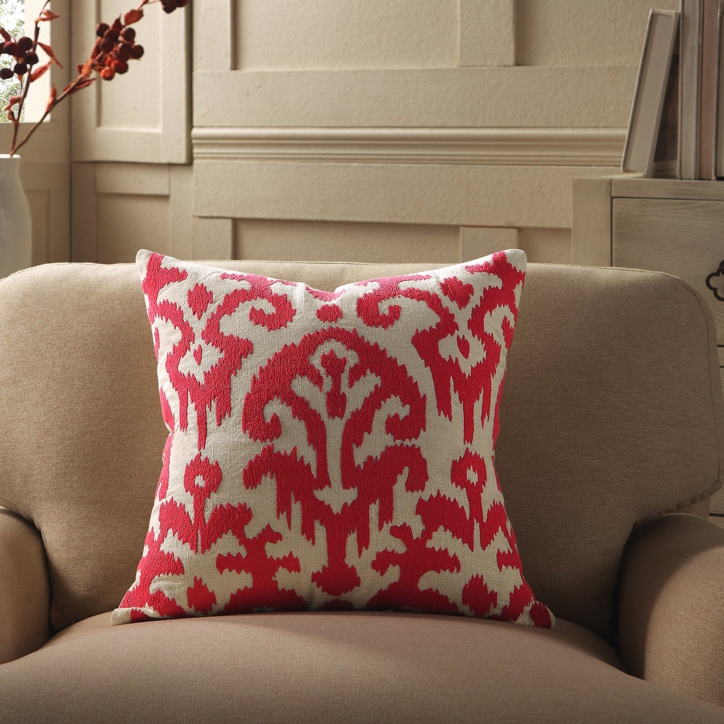 Coussin brodé à la main fuchsia de la collection Ikat