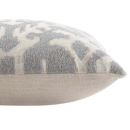 Coussin brodé à la main gris lunaire de la collection Ikat