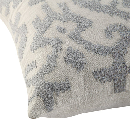 Coussin brodé à la main gris lunaire de la collection Ikat