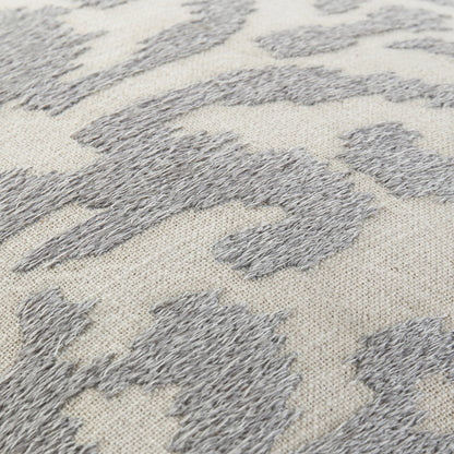 Coussin brodé à la main gris lunaire de la collection Ikat