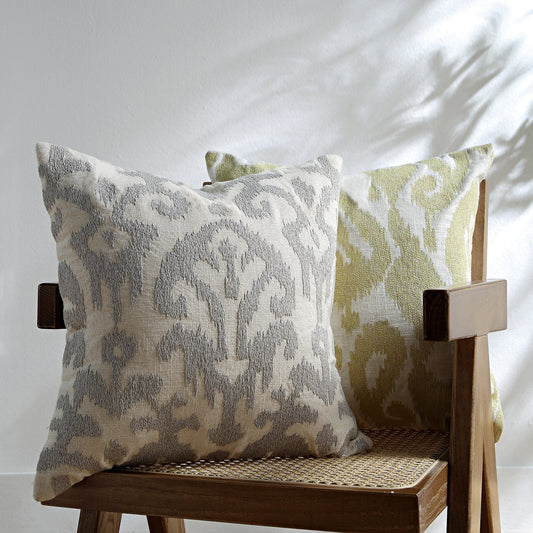 Coussin brodé à la main gris lunaire de la collection Ikat