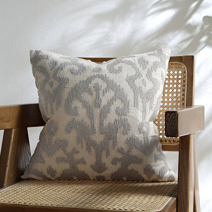 Coussin brodé à la main gris lunaire de la collection Ikat