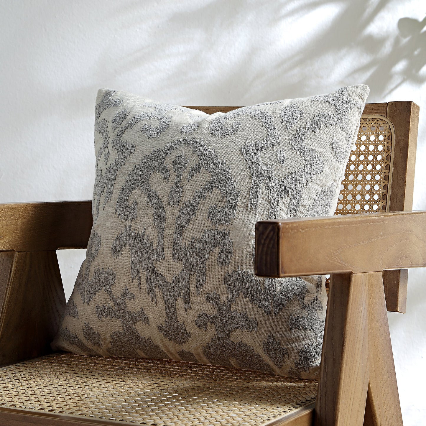 Coussin brodé à la main gris lunaire de la collection Ikat