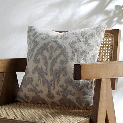 Coussin brodé à la main gris lunaire de la collection Ikat