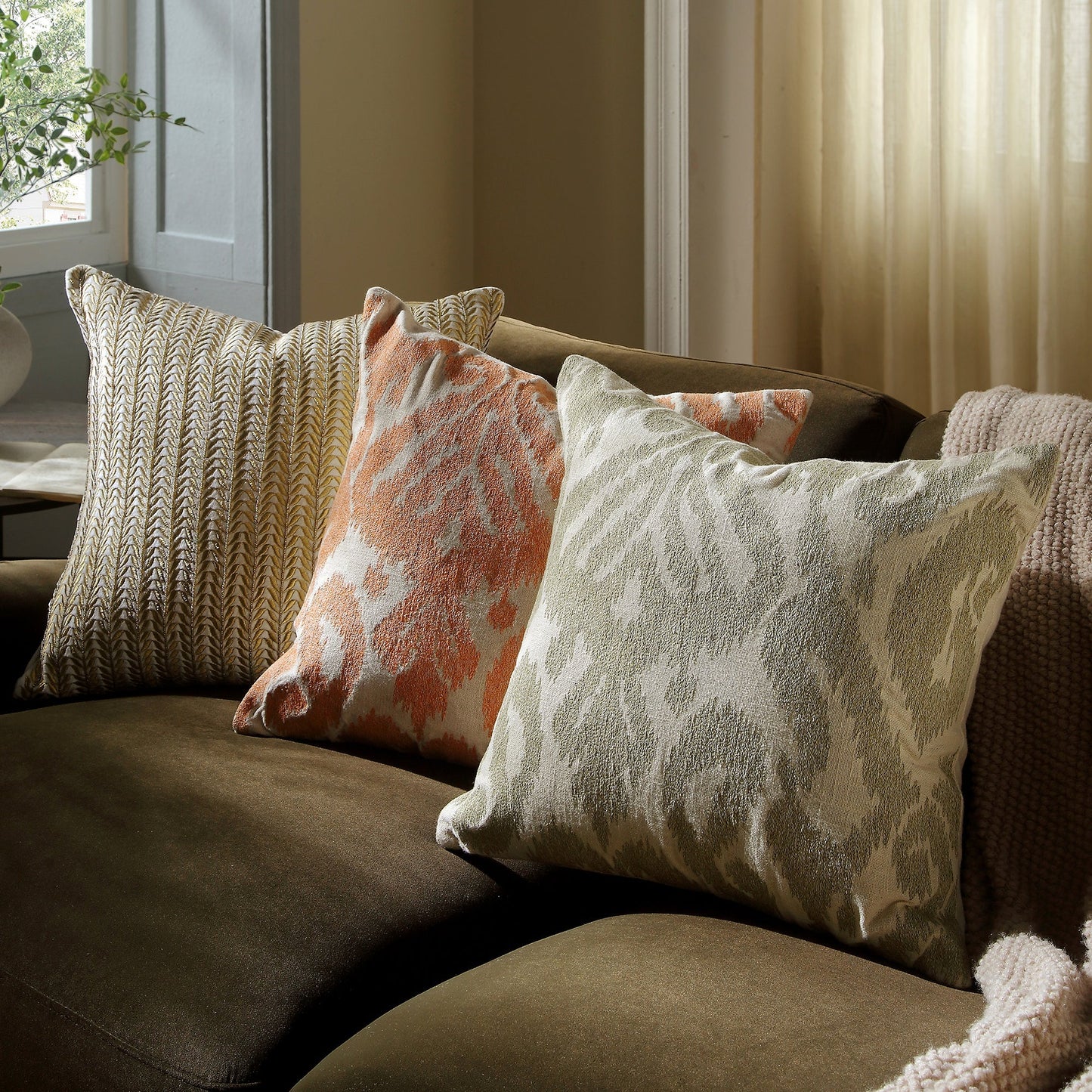 Coussin brodé à la main Ikat Collection Papaye Orange