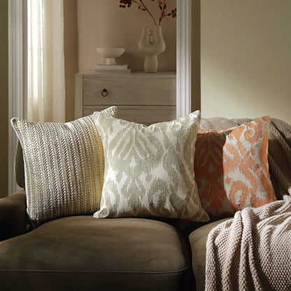 Coussin brodé à la main vert sauge de la collection Ikat