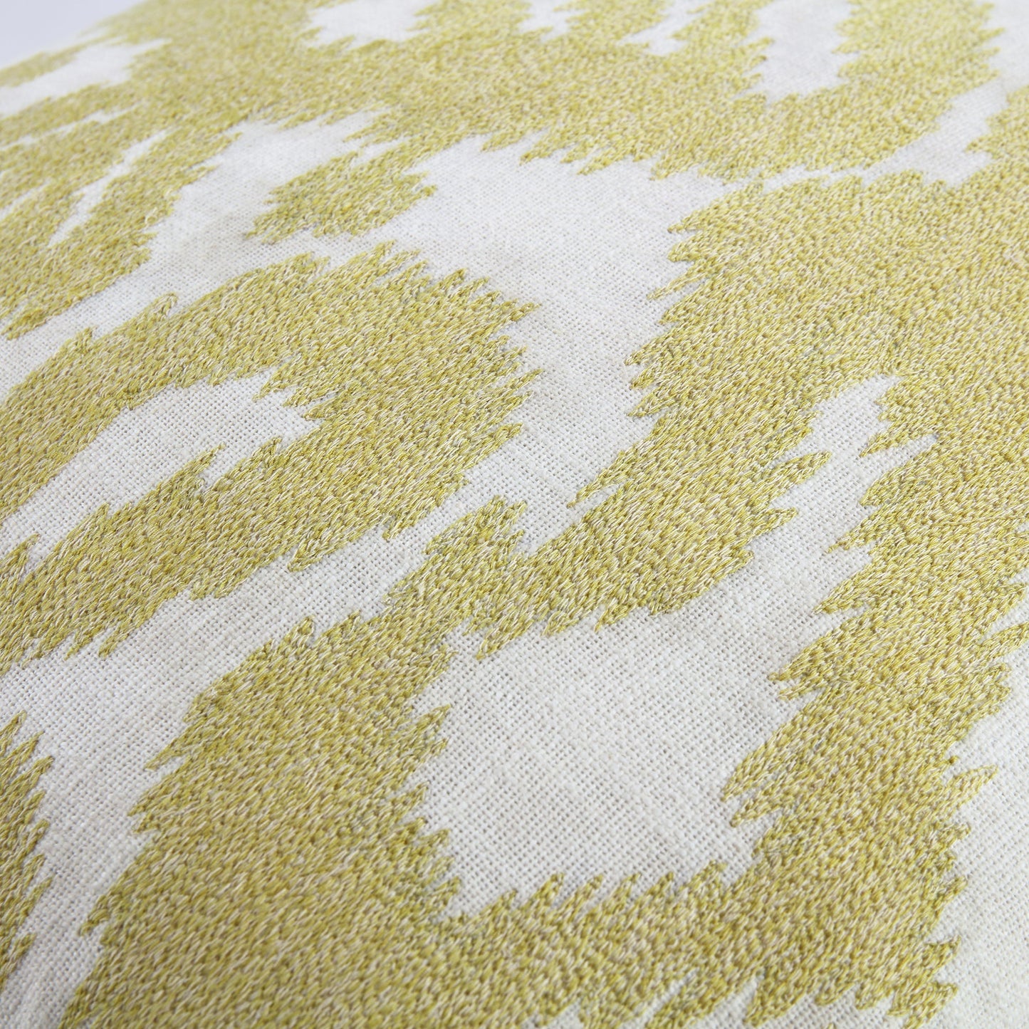 Coussin brodé à la main jaune maïs de la collection Ikat