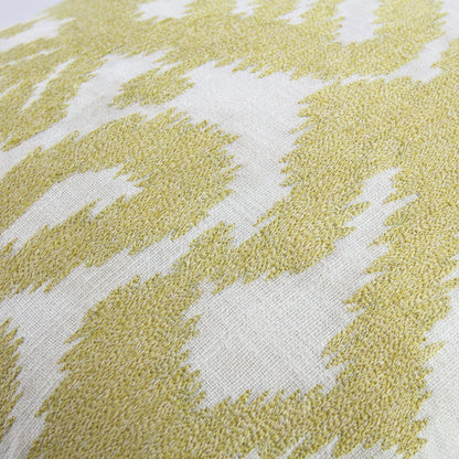 Coussin brodé à la main jaune maïs de la collection Ikat