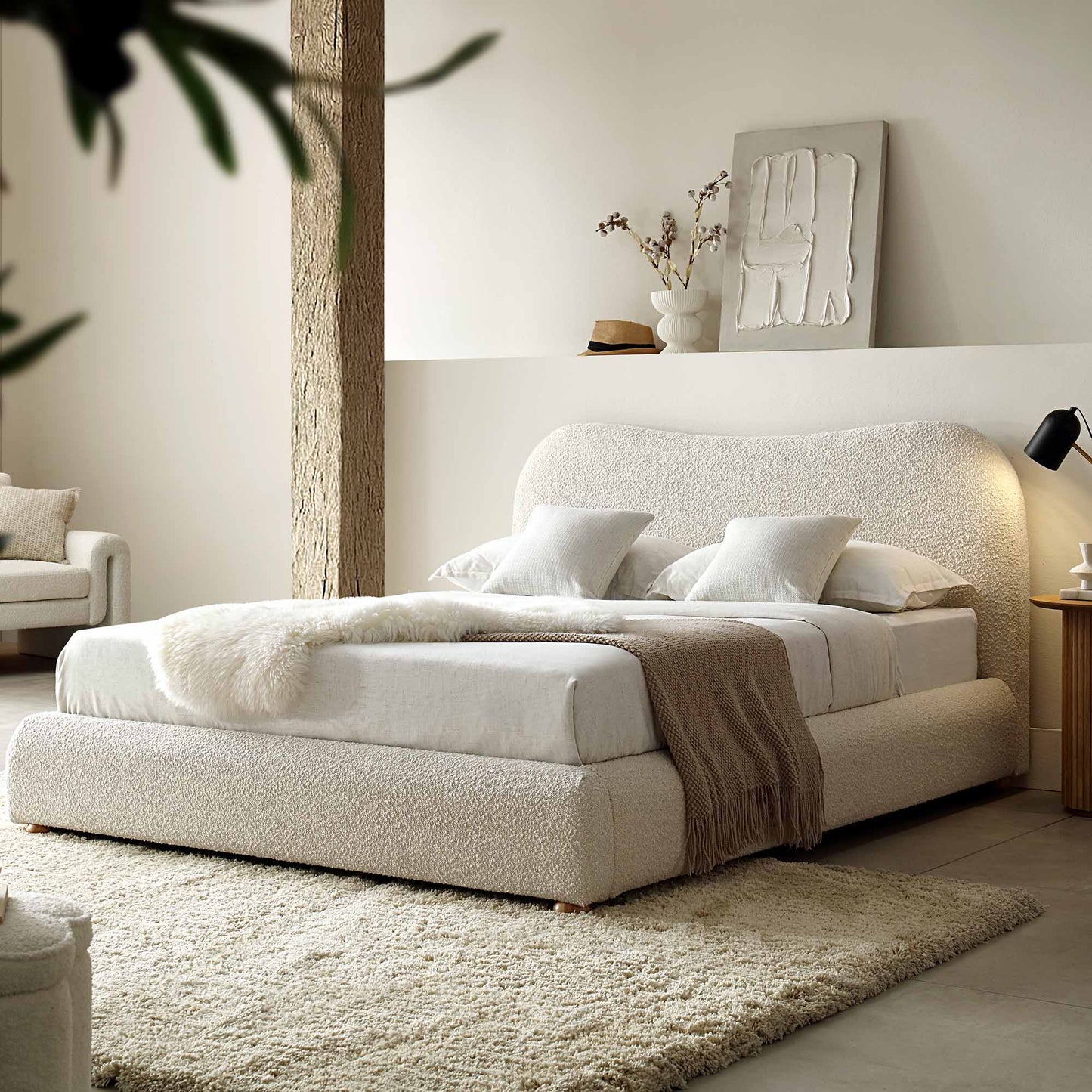 Lit coffre ottoman beige avec tête de lit incurvée Egerie