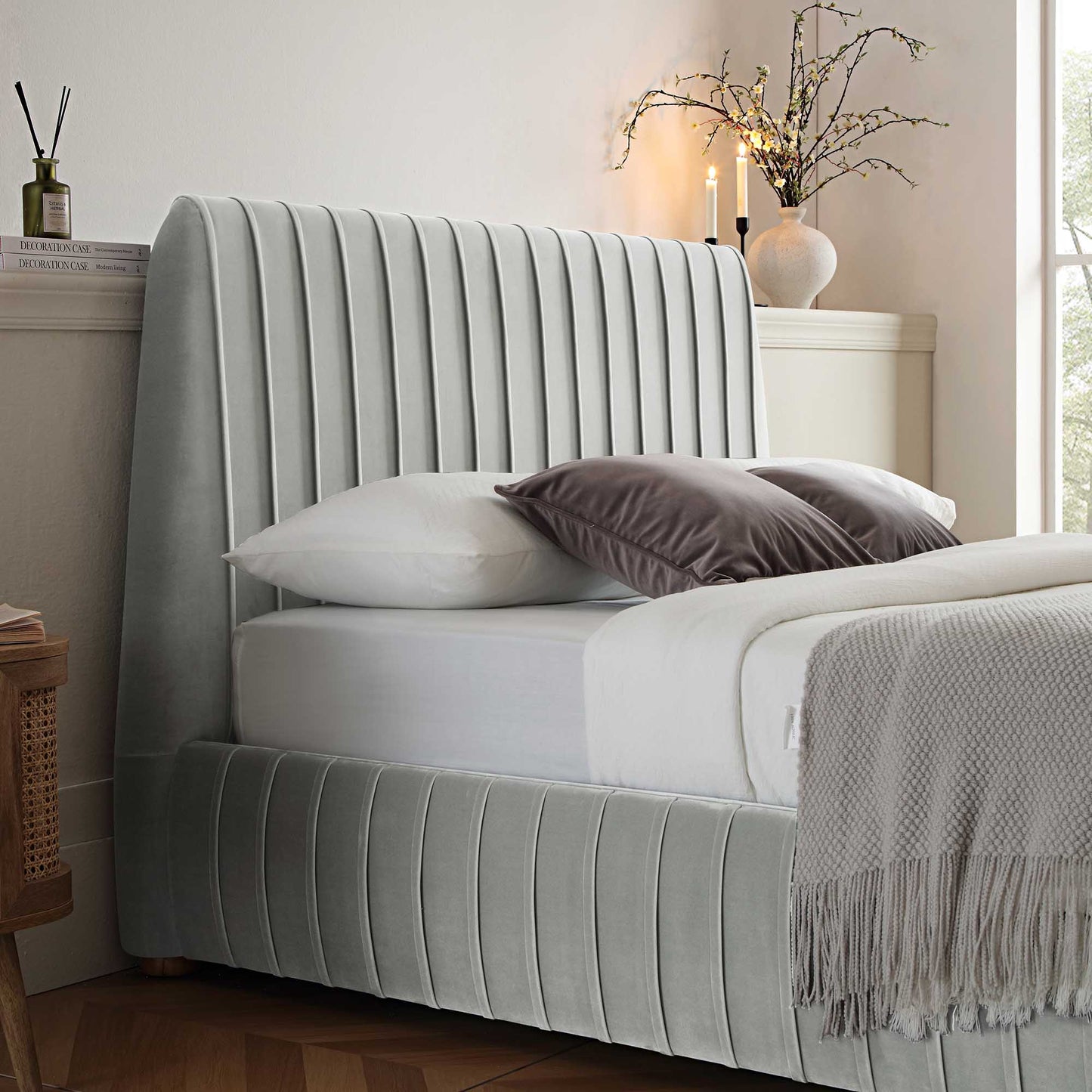 Lit coffre ottoman plissé Helia, velours gris argenté