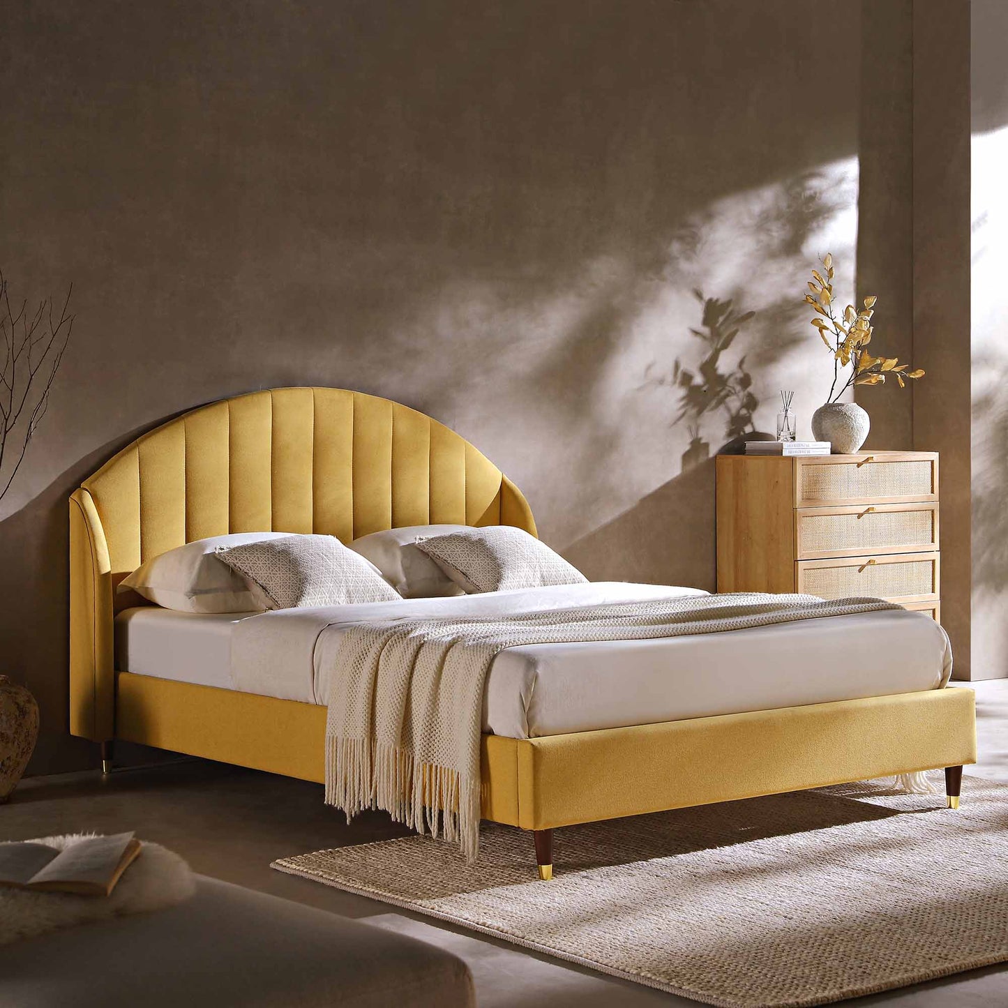 Cadre de lit rembourré en tissu jaune tournesol Eleanor avec tête de lit bombée