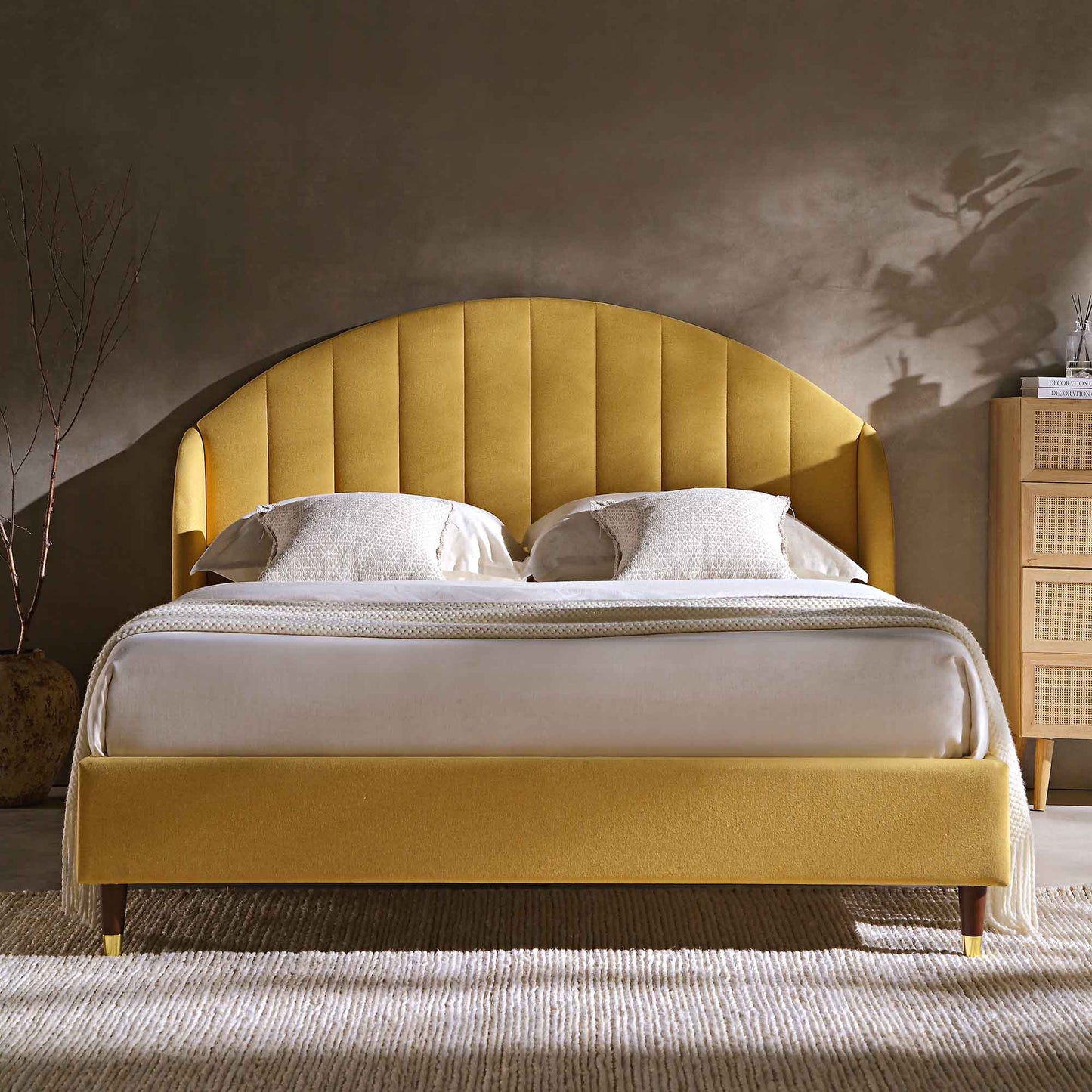 Cadre de lit rembourré en tissu jaune tournesol Eleanor avec tête de lit bombée